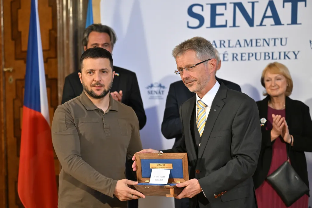 Ukrajinský prezident Volodymyr Zelenskyj dostává dar, symbolický klíč od horní komory českého parlamentu, od předsedy Senátu Miloše Vystrčila