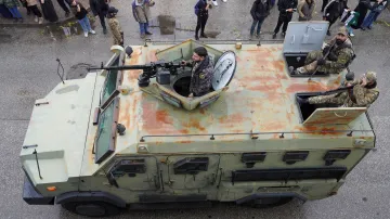 V Damašku se u příležitosti oslav 1. výročí od pádu Bašára al-Asada uskutečnila vojenská přehlídka