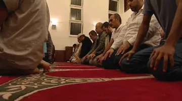 Brněnští muslimové při modlitbě