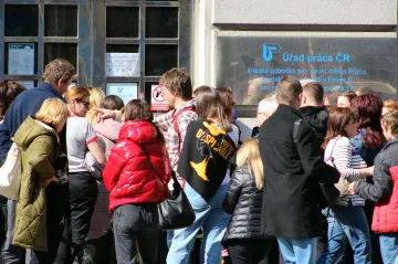 Ministerstvo práce chce, aby uprchlíci do dvou měsíců žádali o dávky už jen elektronicky