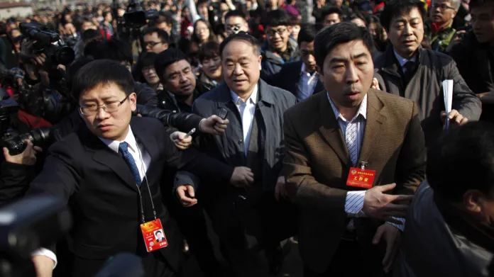 Mo Jen (uprostřed) přijíždí na Čínské lidové politické poradní shromáždění v Pekingu v roce 2013