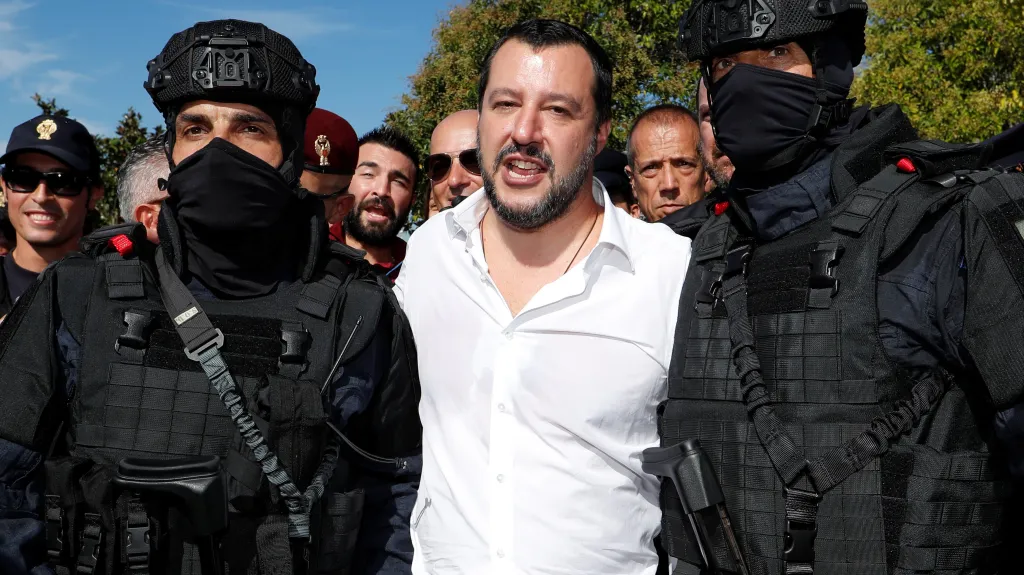 Matteo Salvini pózuje s příslušníky italské zásahové jednotky