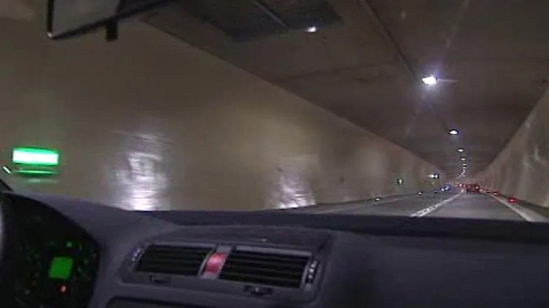 Nový tubus doplnil a dočasně nahradil nechvalně známý starý tunel.