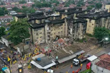 Nejméně čtrnáct lidí přišlo o život v troskách obytné budovy v Brazílii