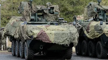 Kolové bojové vozidlo pěchoty Pandur II. Hlavní zbraní je automatický kanon MK.44 ráže 30 milimetrů