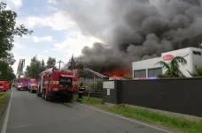 Při požáru se sklad v pražské Uhříněvsi částečně zřítil