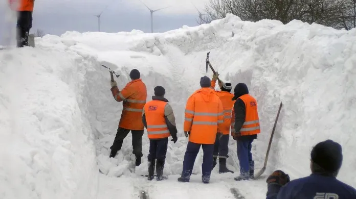 Se závějí na trati do Vejprt si musí poradit lidé s krumpáči