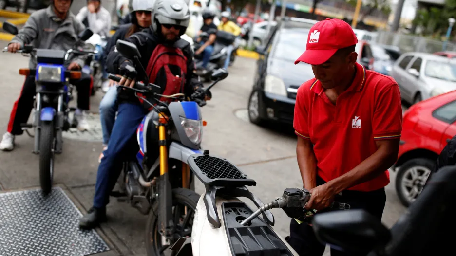 Fronty na čerpacích stanicích patří ke každodenním problémům Caracasu