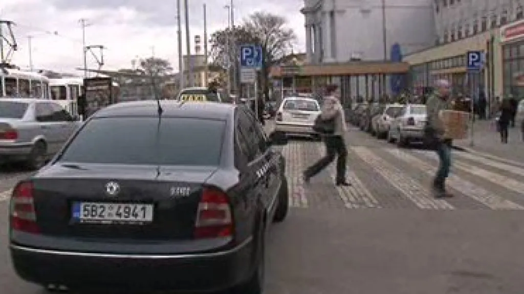 Stání taxi před Hlavním nádraží v Brně