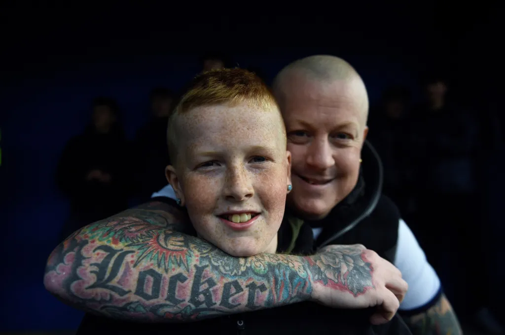 Desetiletý Dylan Locker je nadšený z toho, že ho jeho otec Danny mohl poprvé v životě vzít na fotbalové utkání ve Whitby ve Velké Británii 2. března 2019