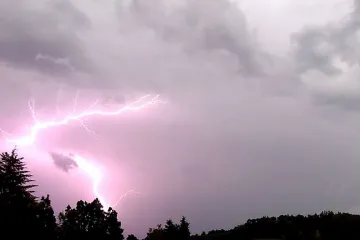 Česko zasáhnou silné bouřky, na Moravě bude až 34 stupňů