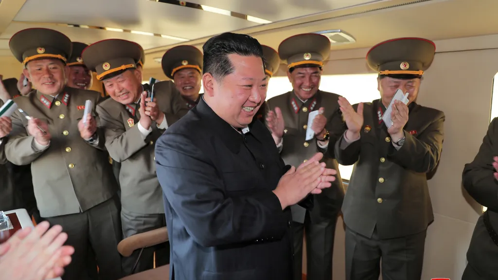 Kim Čong-un sleduje test nového zbraňového systému