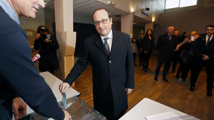 Francois Hollande hlasuje ve druhém kole regionálních voleb