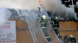 Hasiči zasahují u požáru průmyslového objektu v Otrokovicích na Zlínsku