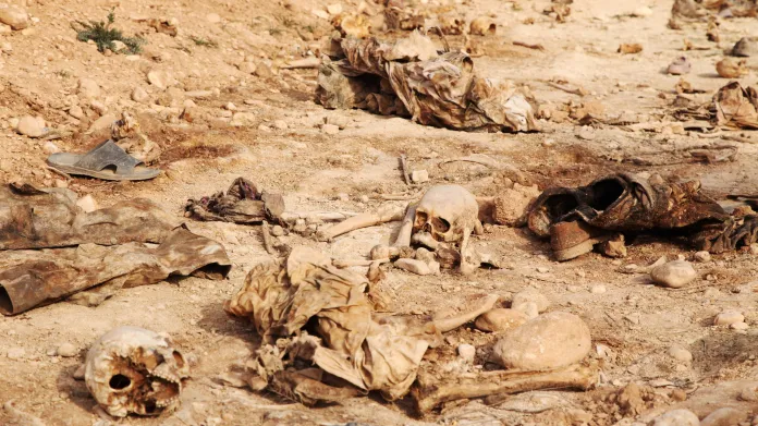 Oběti teroristů z IS exhumované z masových hrobů v Iráku