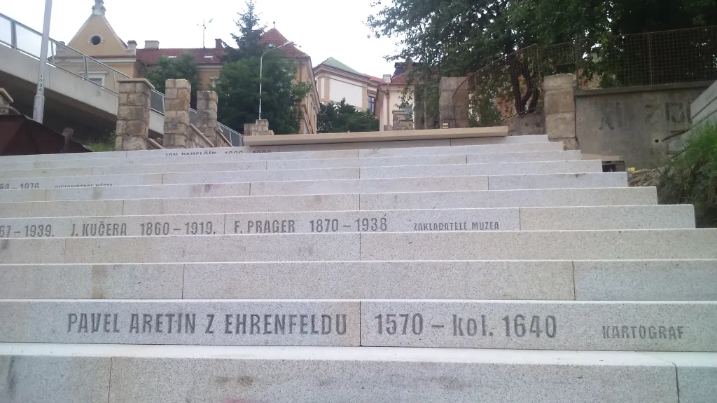 Velké schody se jmény slavných propojí město