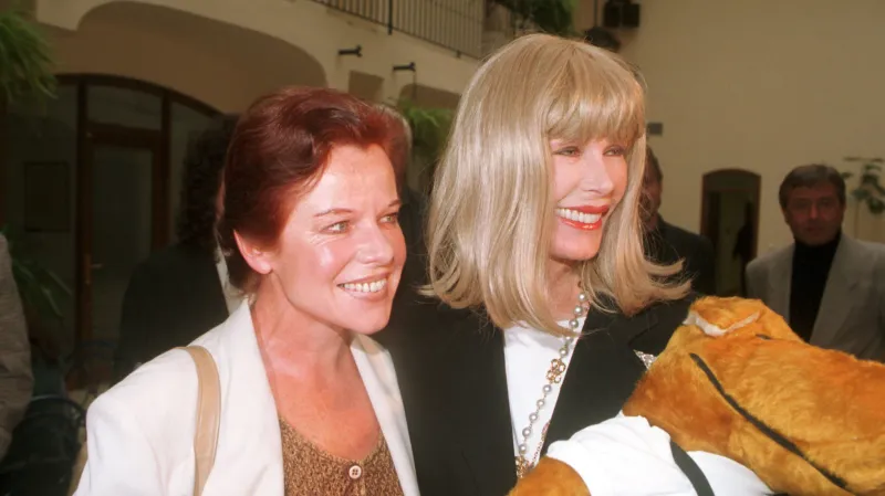 Jorga Kotrbová (vlevo) na snímku z roku 1996 s herečkou Lorettou Switovou, představitelkou majora Houlihanové v seriálu M.A.S.H. Kotrbová tuto postavu dabovala do češtiny