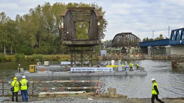 Poslední část starého mostu odstranili dělníci v Čelákovicích