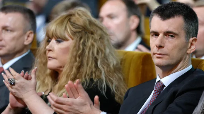 Michail Prochorov a Alla Pugačevová na sjezdu strany Pravá věc