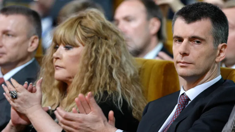 Michail Prochorov a Alla Pugačevová na sjezdu strany Pravá věc