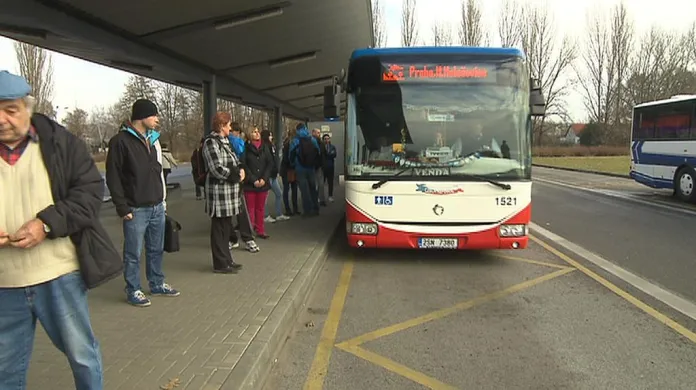 Cestující v Mělníku čekají na autobus do Prahy
