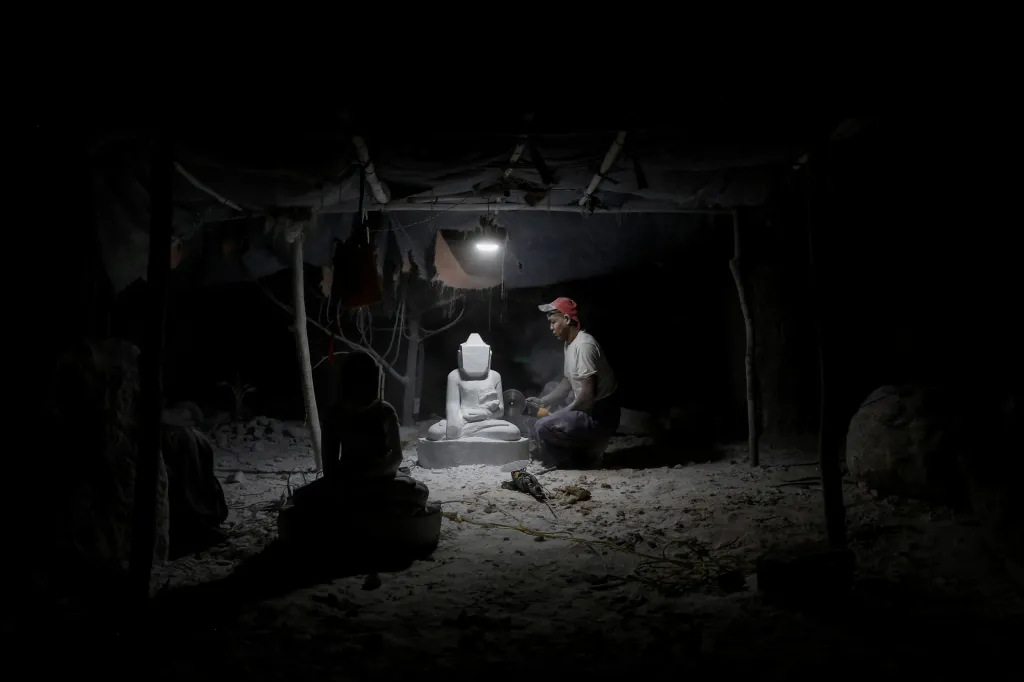 Vesnice Sagyin v severním Myanmaru doslova žije z mramoru. Dělník na snímku vyřezává z kusu kamene sochu Buddhy