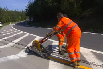 Silnicím na Vysočině chybí vodorovné dopravní značení, silničáři ho nestíhají obnovovat