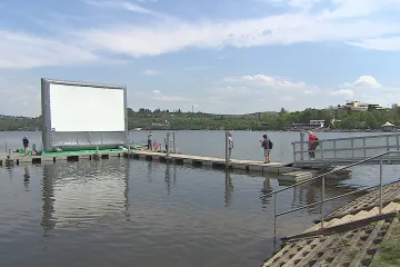 V Brně-Bystrci bude nafukovací kino. Zkušební promítání se chystá na přehradě