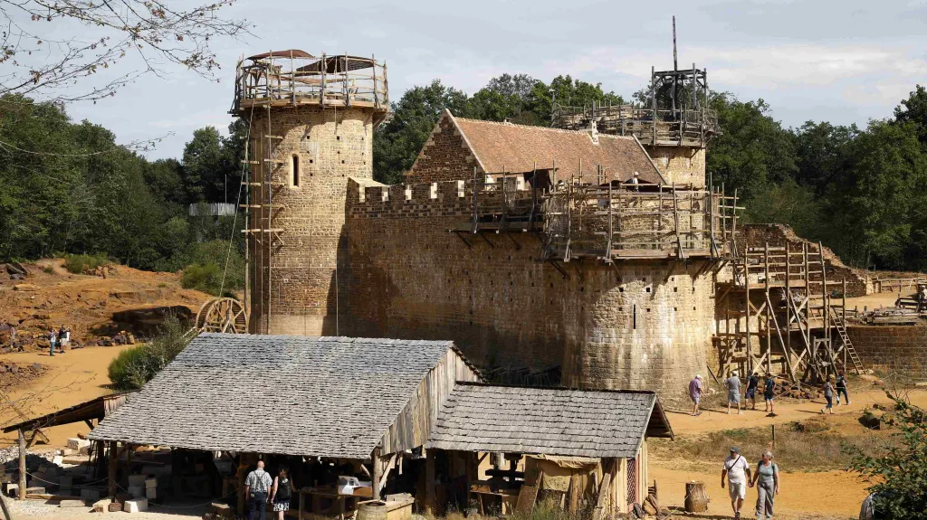 V Burgundsku vzniká hrad jen za pomoci středověkých technik