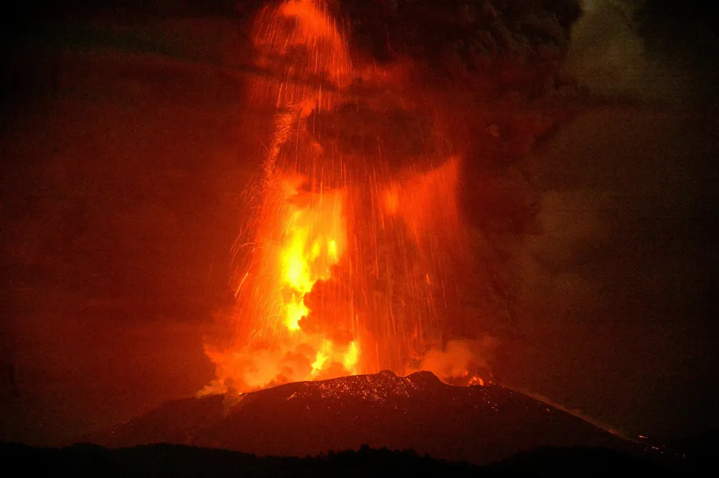 Šinmoedake je aktivní vulkán, který se nachází v jižní části japonského ostrova Kjúšú. Snímek jeho chrlící lávy byl pořízen 5. dubna