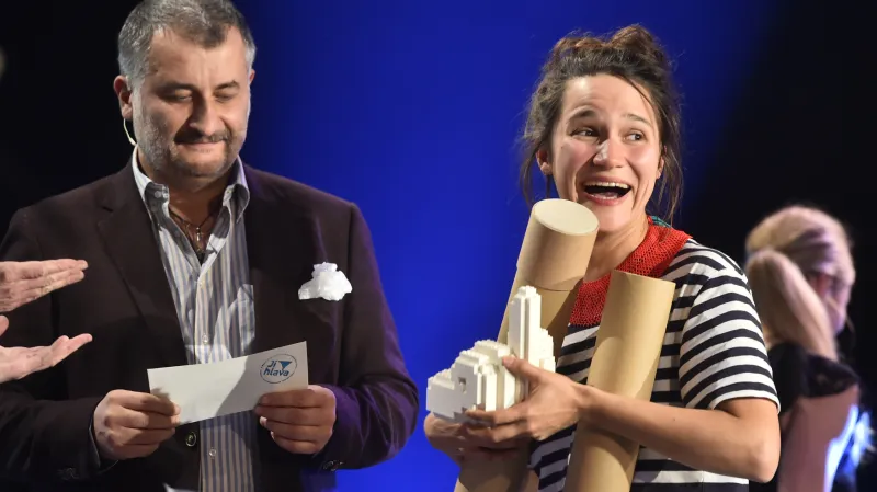 Režisérka Lina Zacherová přebírá cenu od porotce Cristiho Puiua