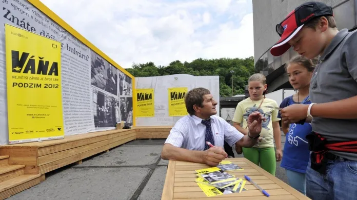 47. MFF KV: Josef Váňa při autogramiádě, na které představuje dokument Váňa - největší závod je život sám