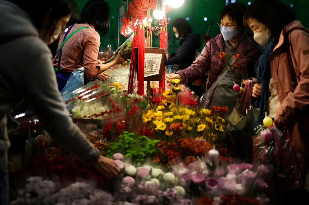Lidé nakupují na květinovém trhu v rámci příprav na oslavy nového lunárního roku