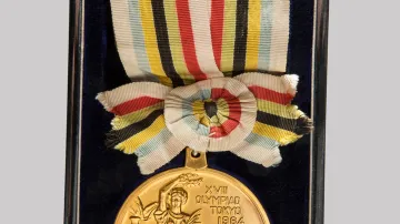 Zlatá medaile olympionika Jiřího Dalera z Tokia v roce 1964