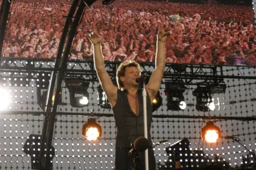 Jon Bon Jovi pomáhá Clintonové