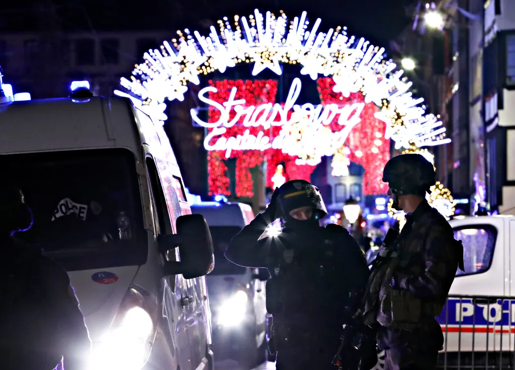 Francouzští policisté blízko místa útoku u vánočních trhů