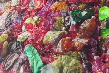 Koktejl enzymů rozkládá plasty rychle a ekologicky. Přináší naději na svět nezamořený odpadem