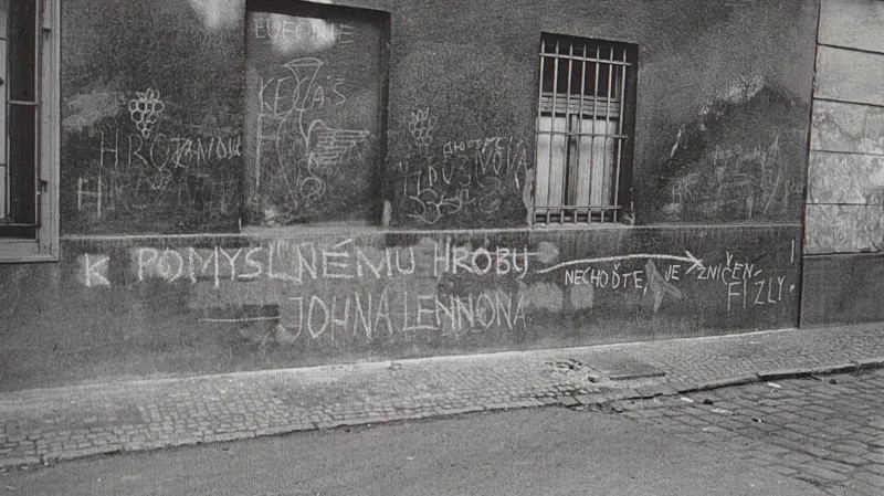 Přilehlá Hroznová ulice v dubnu 1981