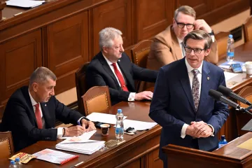 Po deseti hodinách debat přerušila sněmovna opozicí vyvolanou mimořádnou schůzi