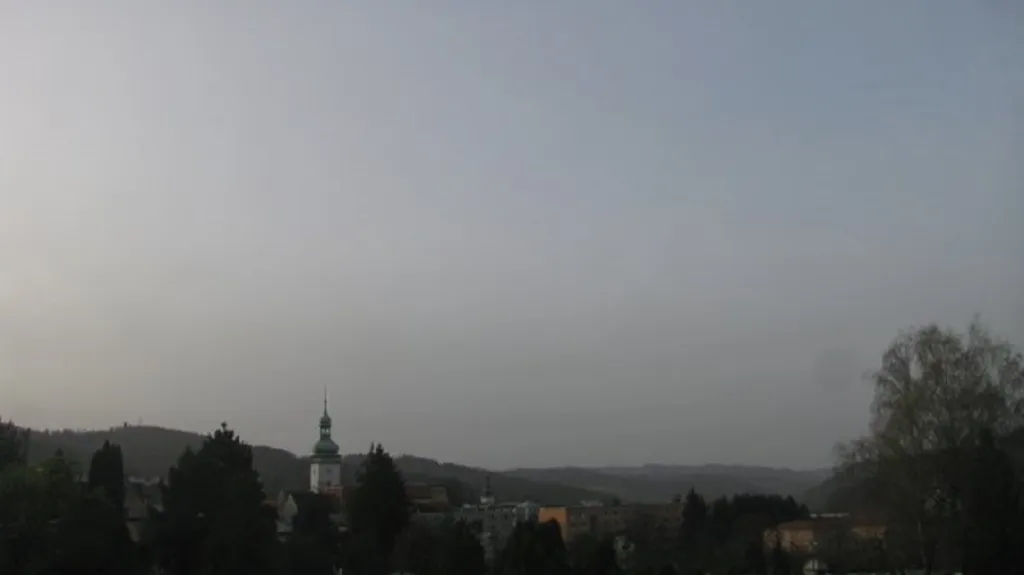 Prach ze Sahary na obloze nad Vsetínem (foto z webkamery ČHMÚ)