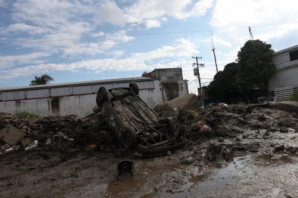 Pět dní po ničivých povodních se snaží mexická vláda dostat pomoc do nejvíce postižených oblastí. Přírodní živel postihl na sto tisíc domácností