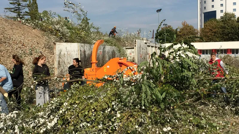 Fanoušci vyčistili plochu pro hokejový zápas