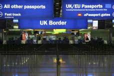 Češi při vstupu do Británie už nemusí podstupovat izolaci. Řecko naopak cestovní opatření zpřísňuje