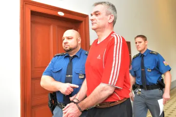 Muž znásilnil dívku a utopil mladíka, aby to na něj svedl. Dostal 28 let