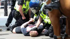 Zadržení protestujícího v Manchesteru