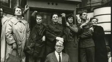 Diváci přihlížející spartakiádnímu průvodu, Praha, 1965