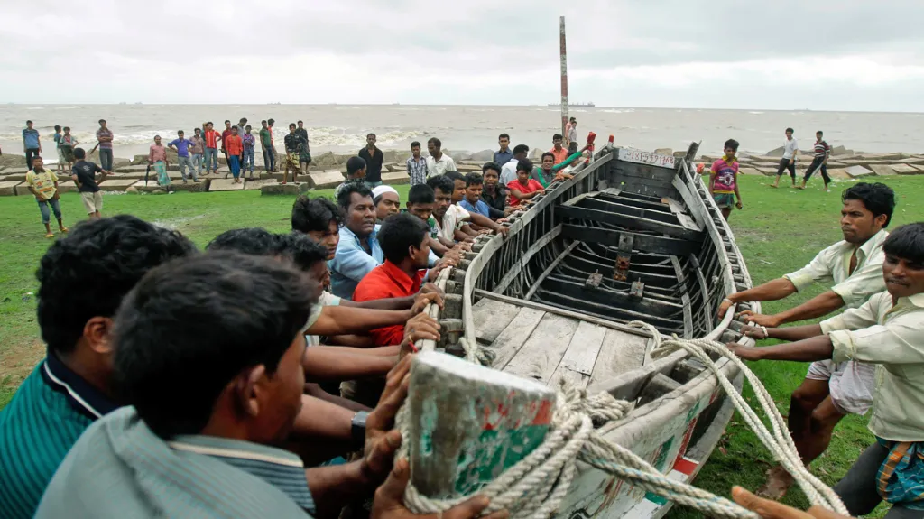 Bangladéšští rybáři se připravují na cyklon Mahasen