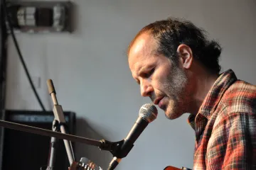 Recenze: Vydařené setkání s bláznem. Karel Vepřek navštívil Bohuslava Reynka