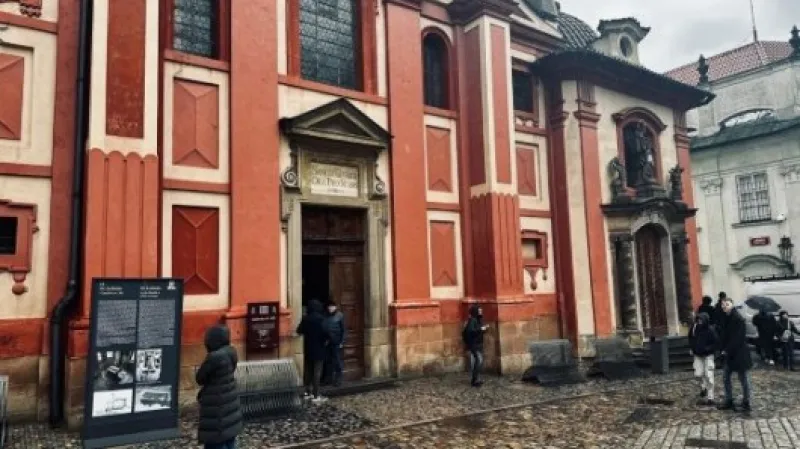 Přes určitá omezení funguje i turistický provoz památek na Pražském hradě. Lidé mohou navštívit například baziliku sv. Jiří, galerii v Lobkowiczském paláci nebo podniknout venkovní prohlídku s průvodcem, byť po lehce omezené trase,  Autor: Dušan Šolc,  Zdroj: ČT24