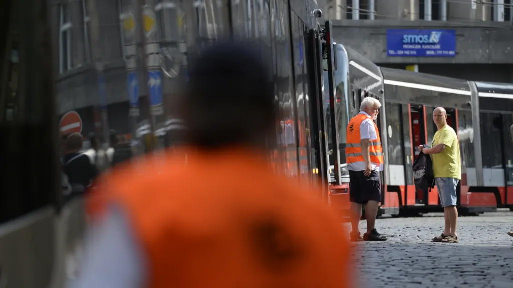 Kvůli kolonám aut se v centru Prahy zastavily i tramvaje